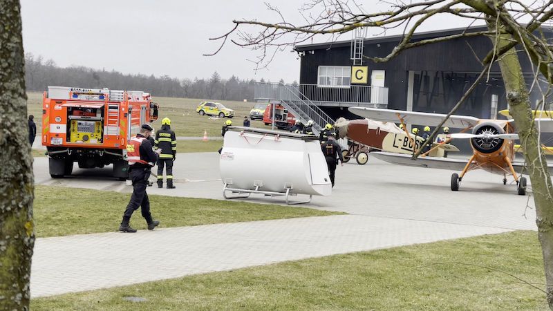 Požár zachvátil letiště Točná. Vzácná Electra zachráněna